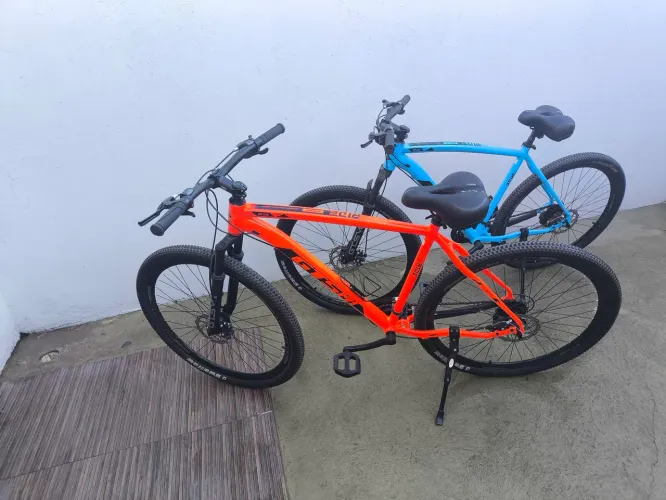 Bicicletas Laranja e Azul