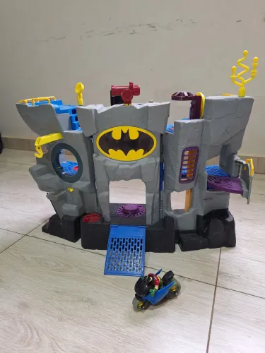 Batcaverna Imaginext Fisher-Price + Boneco Robin e Moto