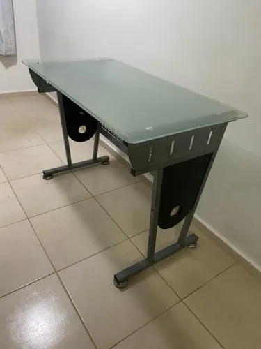 Mesa com Tampo de Vidro e Base de Ferro Usada 110cm x 60cm x 72cm
