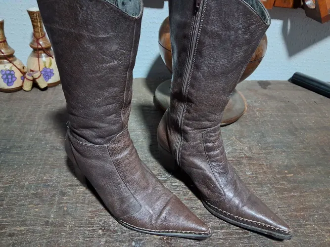 Botas as duas por 100,00