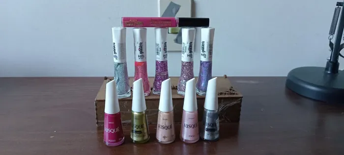 Kit de esmaltes mais batom líquido