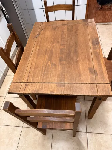 Mesa de madeira com 4 cadeiras