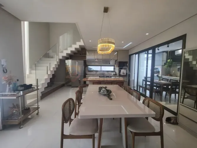 Arquitetura marcante em Morada de Laranjeiras: duplex com pé-direito duplo