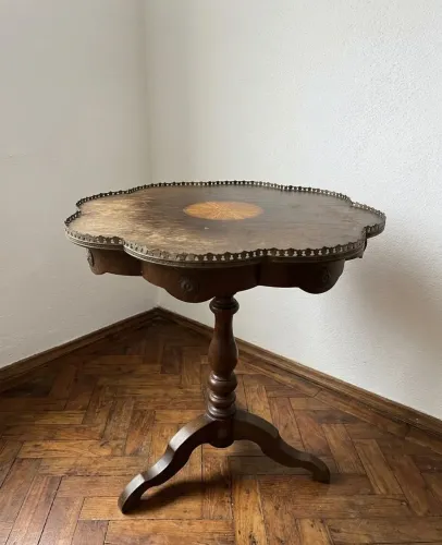 Mesinha de canto com tampo lobulado