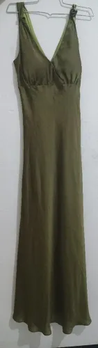 Vestido verde oliva + echarpe verde