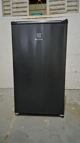 Frigobar Electrolux 90L
