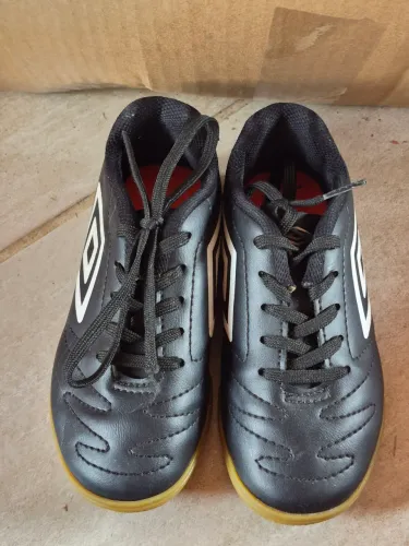 Mini chuteira preta umbro tam 28 nova