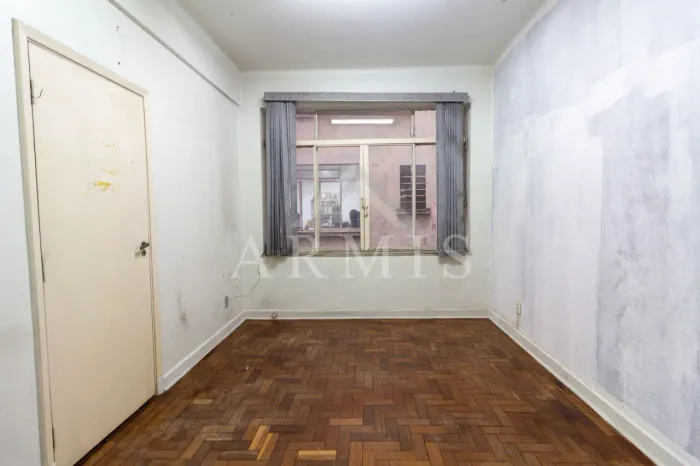 Sala comercial com 16m² disponível para locação no Centro de São Paulo.