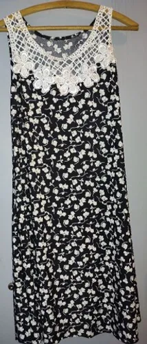 Vestido Regata Florida Preto e Branco, com Renda no colo.Tam GG.