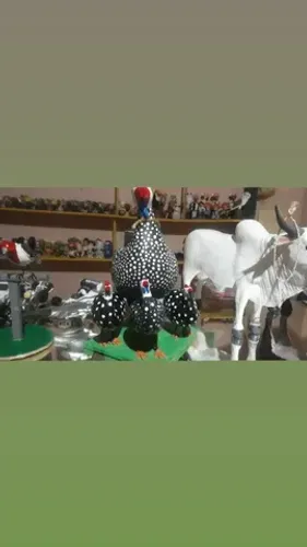 Escultura de capote  , galinha dangola com filhotes 