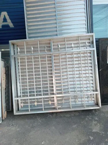 Veneziana em alumínio com grade.