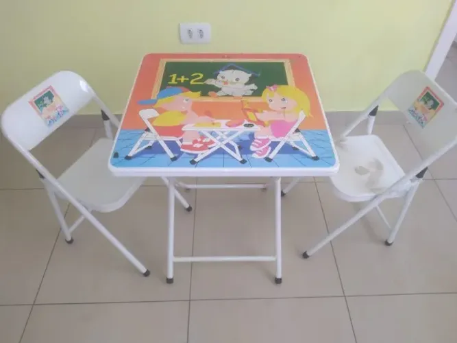Conjunto mesinha e cadeirinha infantil em aço