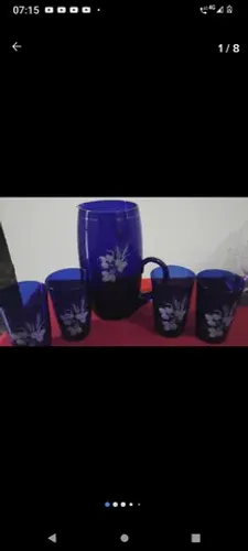 Conjunto antigo de jarra e copos