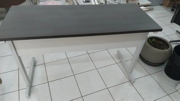 Mesa de Escritório em Ótimo Estado