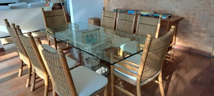 Mesa de jantar - tampo de vidro com base de pedra