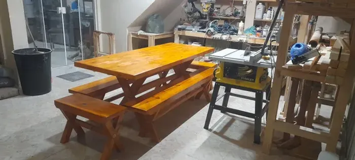 Mesa madeira maciça toda selada e invernizada. 