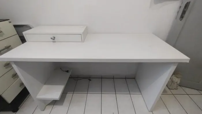 Birô em MDF com gaveta e apoio de gabinete