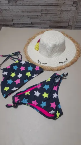 Vendo conjunto de Biquine e chapéu de palha decorado, seminovo Tamanho 9 anos
