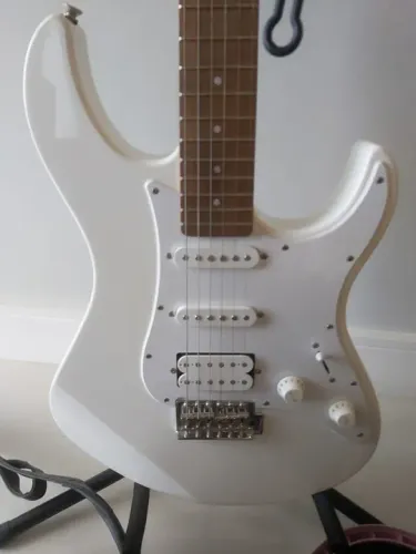Guitarra elétrica Yamaha PAC012/100 mais Amplificador MARSHALL MG15 + Case de Transporte