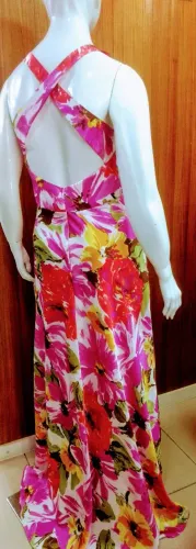 Vestido longo em cetim estampado Tam M