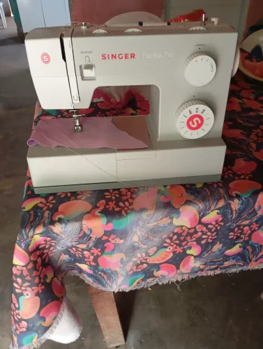 Vendo máquina de costura ?