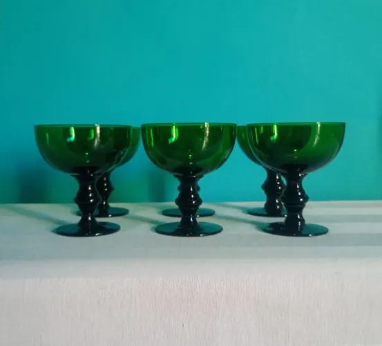 Taças de Cristal Verde Esmeralda - Elegância na sua mesa!