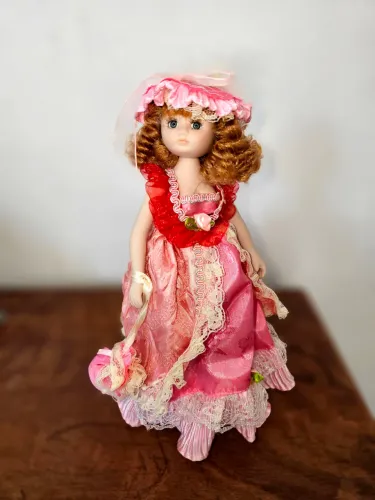 Boneca de Porcelana - Linda e Delicada