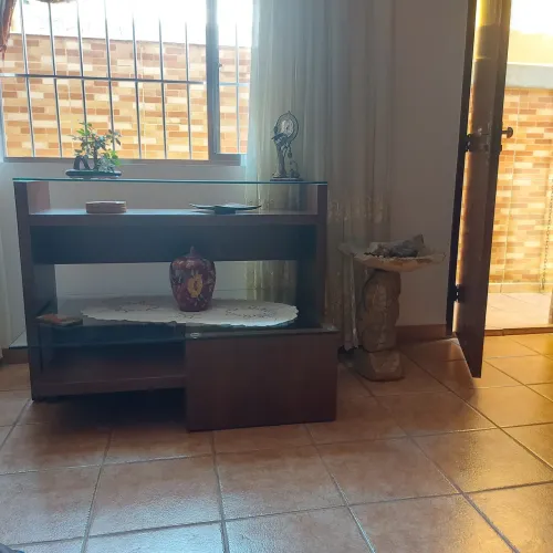 Aparador  em madeira com vidro