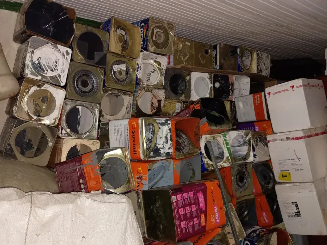 Latas para construção