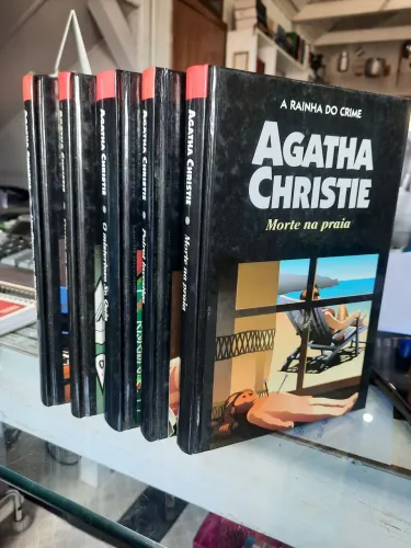 Cinco livros capa dura Agatha Christie **leia a descrição**