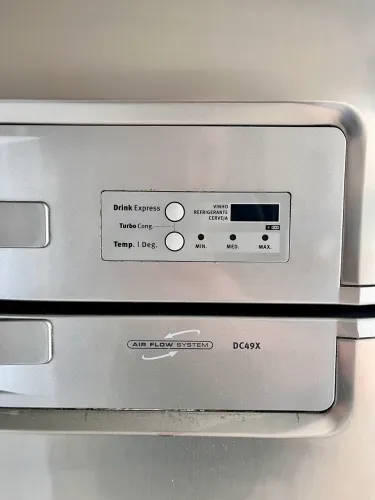 Geladeira Electrolux em Inox (precisa de manutenção)