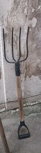 Forcado reto com cabo de madeira 130 cm