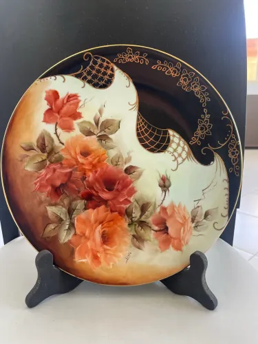 Pratos porcelana pintado a mão com detalhes dourados 149,00 CADA 