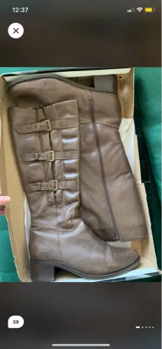 Bota couro Marrom com Fivelas