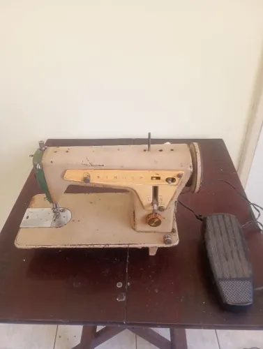 Máquina de costura antiga Singer funcionando