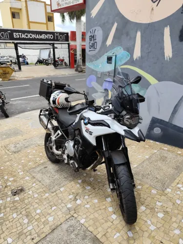 BMW F750GS com acessórios