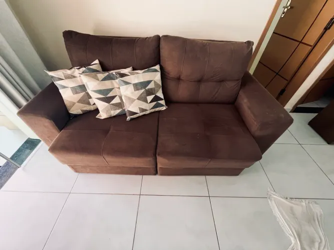 Sofá amplo, retrátil e reclinável, muito confortável.