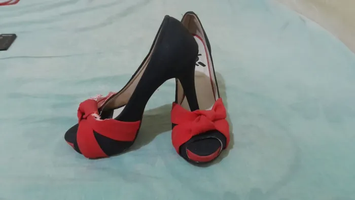 Sandália salto alto preta com laço vermelho