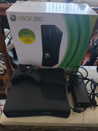 Leia o anúncio por gentileza Xbox 360 slim usado travado hd com 75 jogos