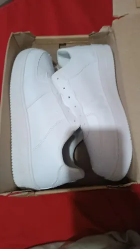 Tênis branco e branco e cinza