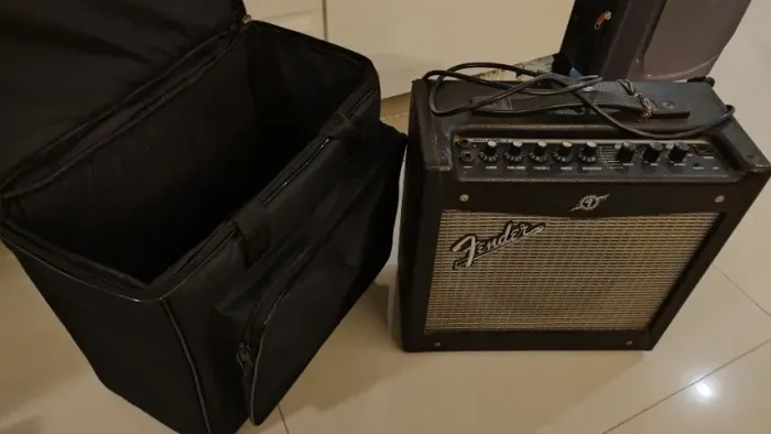 Amplificador Fender Mustang 1 - 20 W com bag acolchoada sob medida nova