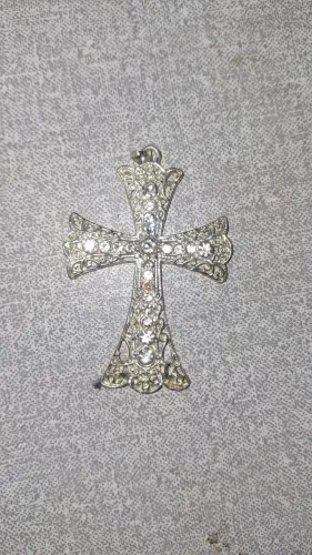 Cruz com detalhes de diamente