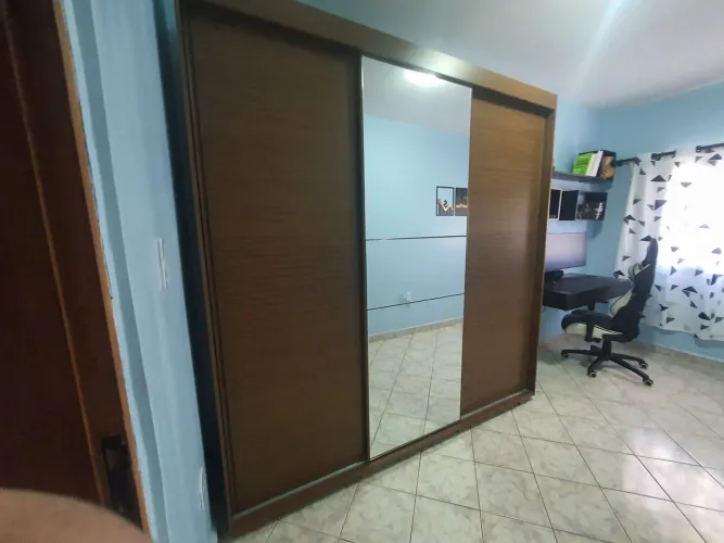 Guarda-Roupa de casal com espelho