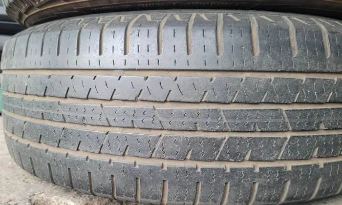 01Pneu 215 65 16 Continental(só um)em até 10x de R$22,00 no cartão de crédito