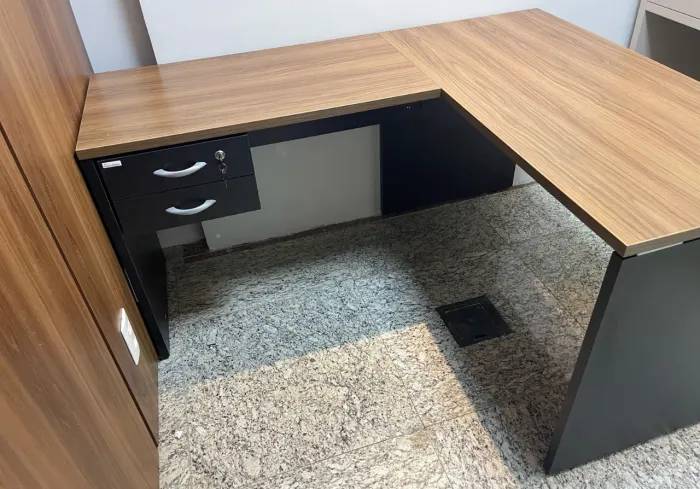 MESA COM GAVETAS COM MALAGA NOVA DE FÁBRICA
