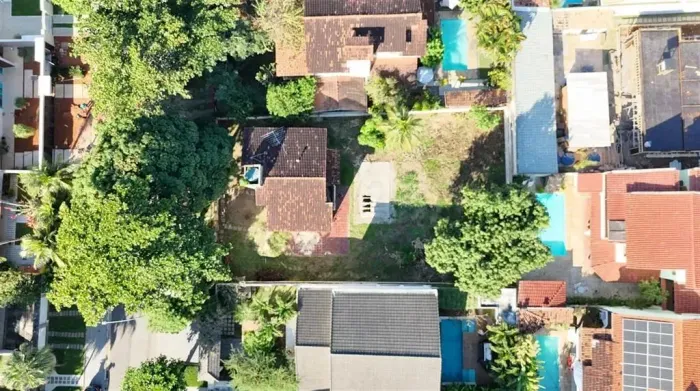 Terreno bifamliar com 719m² à venda no condomínio Santa Marina - Barra da Tijuca.