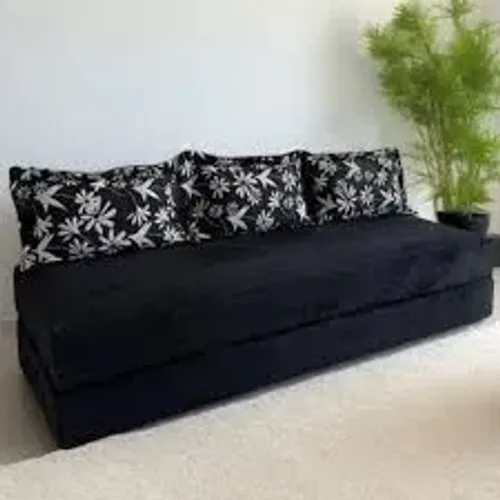 Sofá Cama Preto com Almofadas