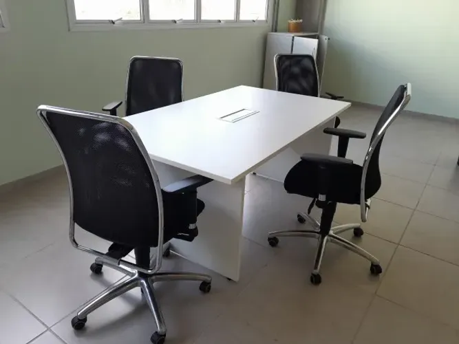 Mesa de Reunião + 2 cadeiras giratórias