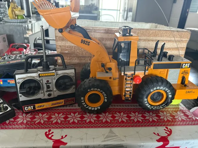 Caminhão escavadeira Cat 992C - Controle remoto