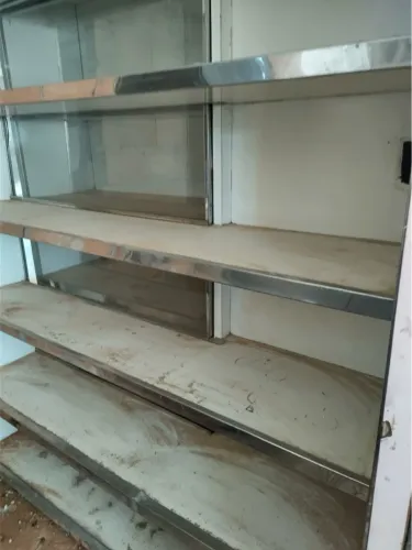 Prateleiras e vitrine para comércio ou sítio